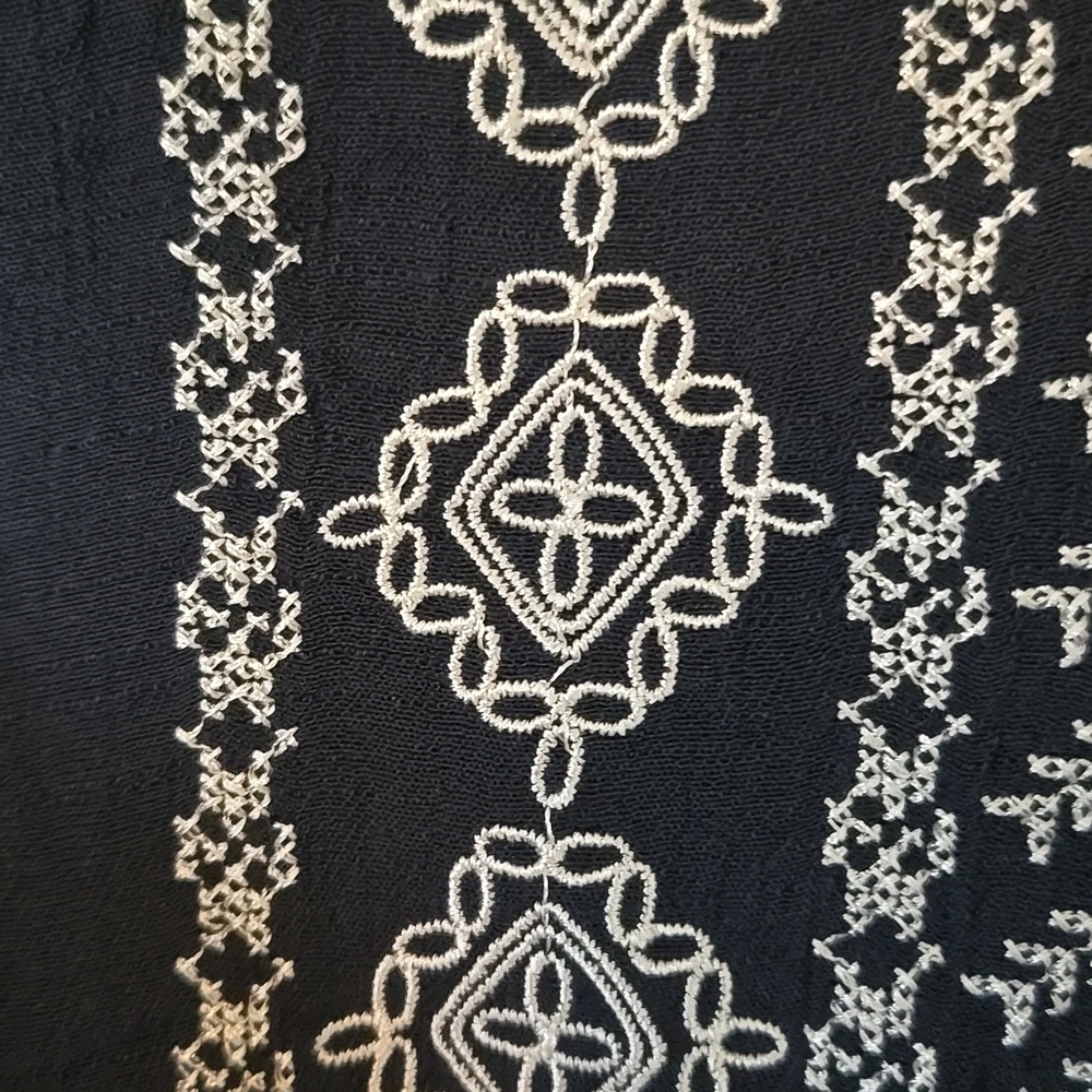 Christopher & Banks Navy Embroidered Top Size Medium - Picture 5 of 8